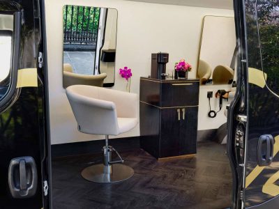 اولین سالن زیبایی سیار | میکاپ سیار | ناخن کار سیار | در محل و منزل Beauty Salon Mobility